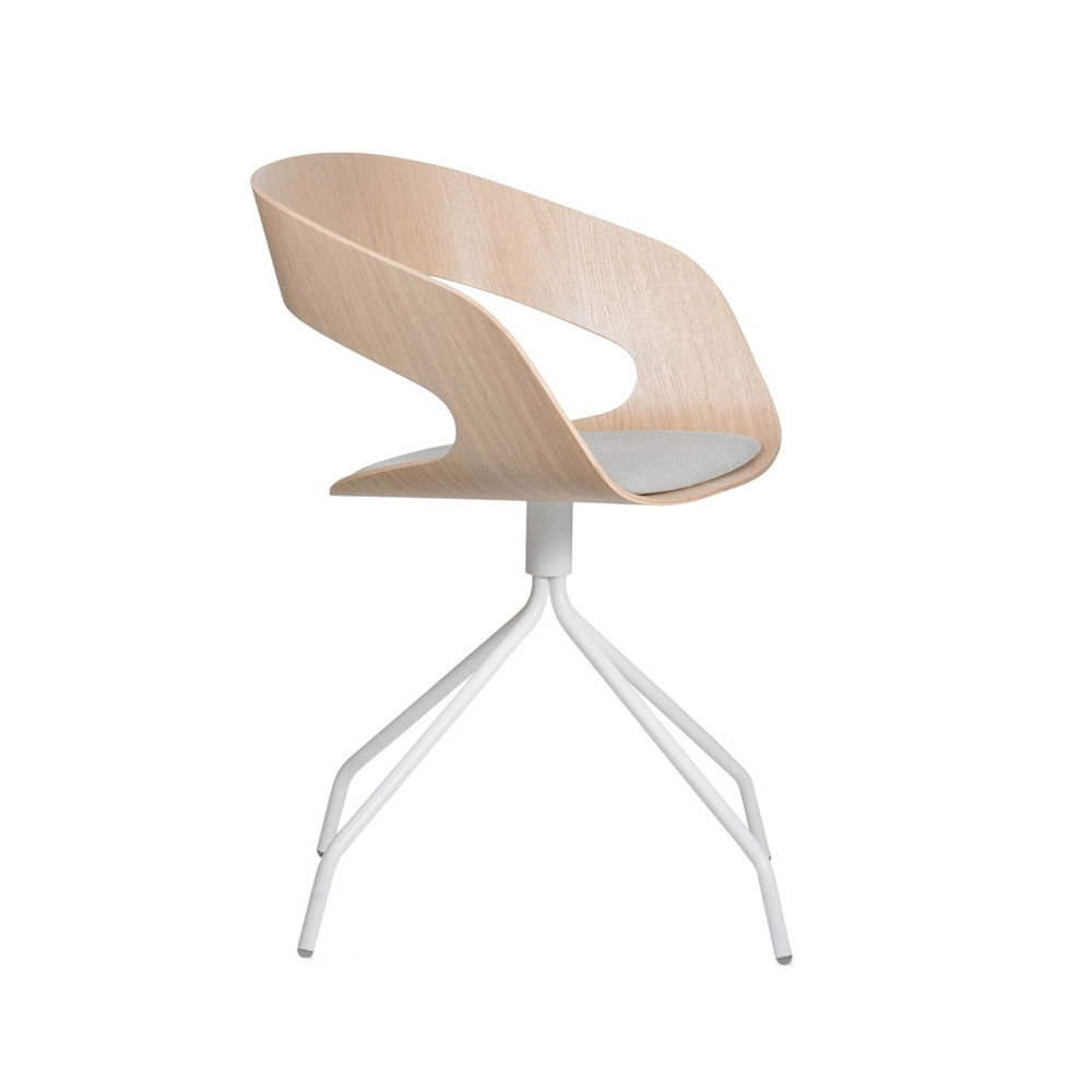 06_Ply_Collection_Chat_swivel_bleached_oak_white_frame_upholstered_01 - Edella Plycollection Chat swivel istuin bleached oak / jalusta white istuinverhoiltu
