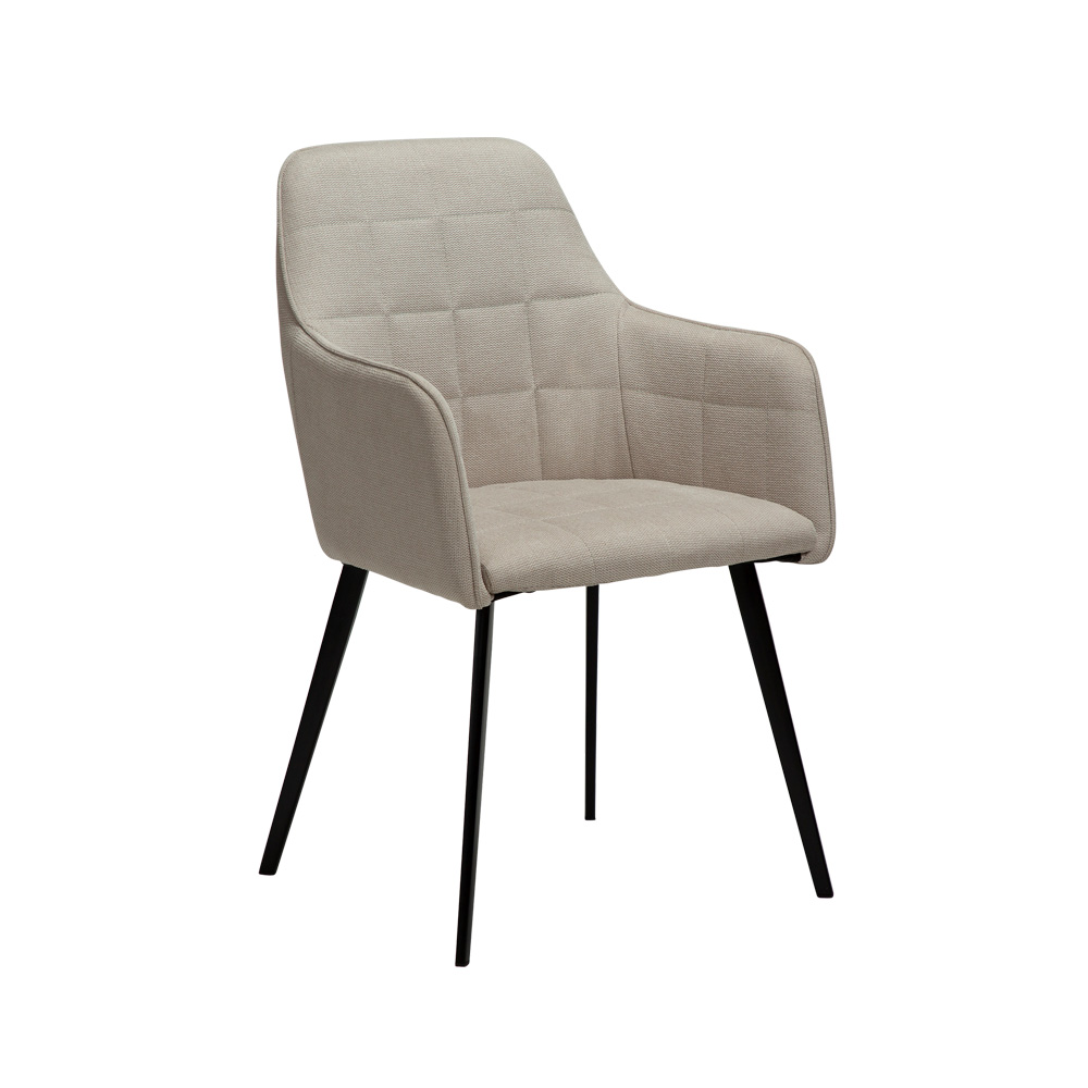 Danform_EMBRACE_ARMCHAIR_ravintolatuoli_kahvilatuoli_käsinojallinen_desert_sand_fabric_kangas_mustilla_metallijaloilla_01 - Edella Dan-Form Embrace Armchair tuoli kangas