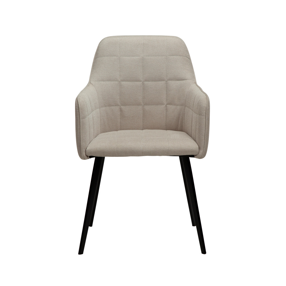 Danform_EMBRACE_ARMCHAIR_ravintolatuoli_kahvilatuoli_käsinojallinen_desert_sand_fabric_kangas_mustilla_metallijaloilla_02 - Edella Dan-Form Embrace Armchair tuoli kangas