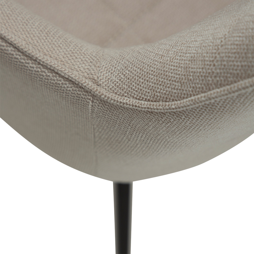 Danform_EMBRACE_ARMCHAIR_ravintolatuoli_kahvilatuoli_käsinojallinen_desert_sand_fabric_kangas_mustilla_metallijaloilla_06 - Edella Dan-Form Embrace Armchair tuoli kangas