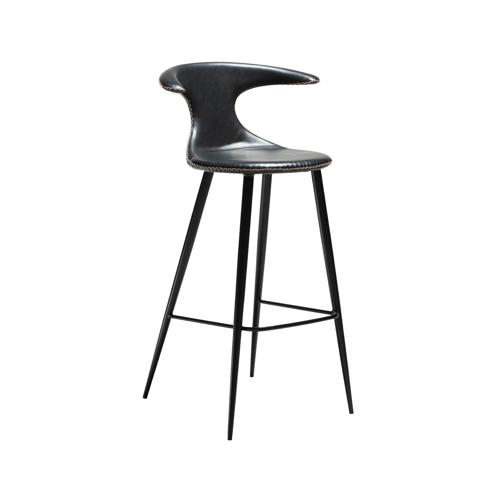 Danform_FLAIR_BAR_STOOL_baarituoli_black_art_leather_w_round_black_legs_01 - Edella Dan-Form Flair Bar Stool baarituoli laippajalalla