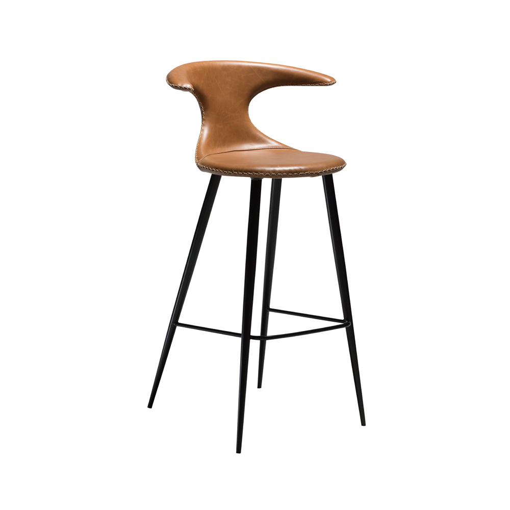 Danform_FLAIR_BAR_STOOL_baarituoli_vintage_light_brown_art_leather_w_round_black_legs_01 - Edella Dan-Form Flair Bar Stool baarituoli korkea