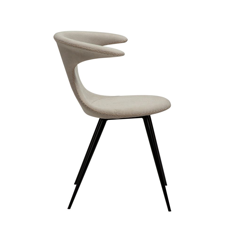 Danform_FLAIR_CHAIR_ravintolatuoli_kahvilatuoli_desert_sand_fabric_kangas_mustilla_metallijaloilla_03 - Edella Dan-Form Flair Chair tuoli kangas