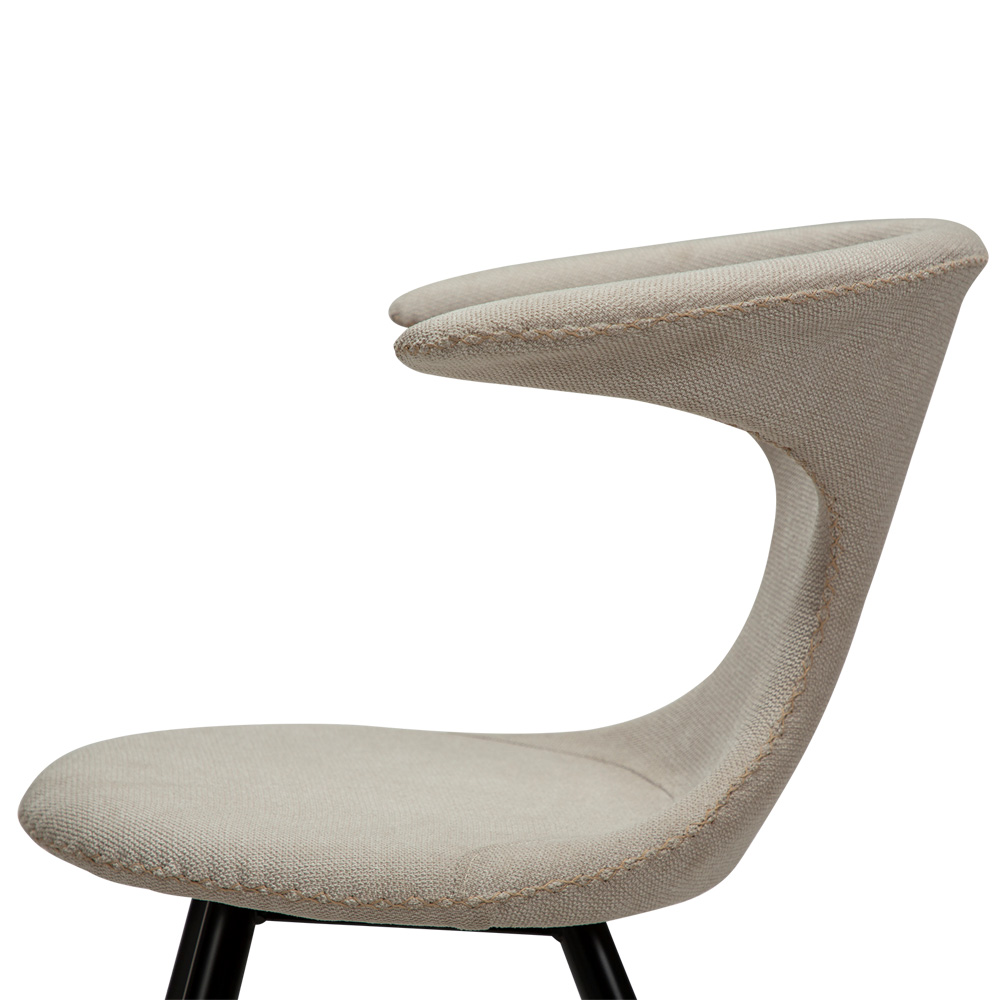 Danform_FLAIR_CHAIR_ravintolatuoli_kahvilatuoli_desert_sand_fabric_kangas_mustilla_metallijaloilla_06 - Edella Dan-Form Flair Chair tuoli kangas
