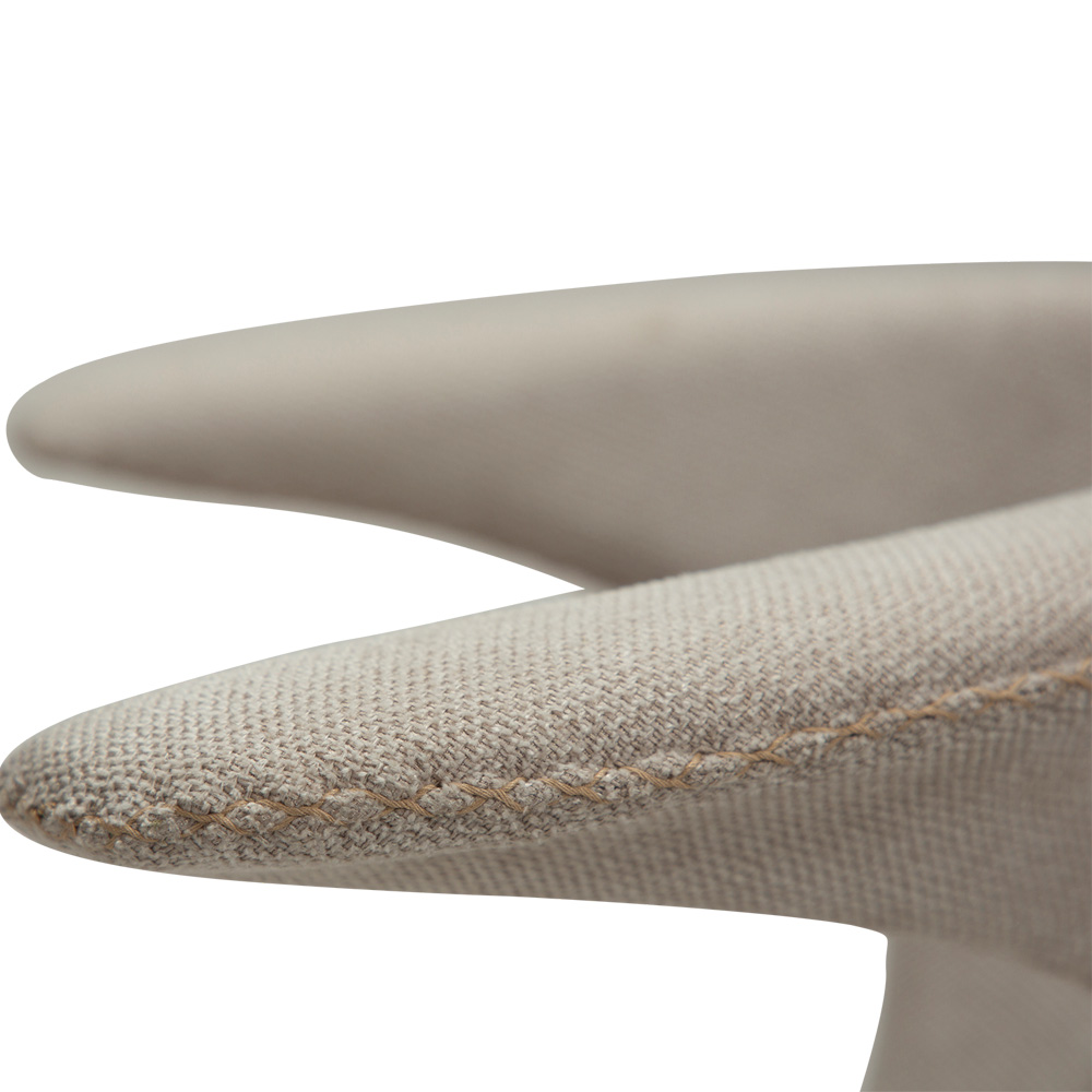 Danform_FLAIR_CHAIR_ravintolatuoli_kahvilatuoli_desert_sand_fabric_kangas_mustilla_metallijaloilla_07 - Edella Dan-Form Flair Chair tuoli kangas