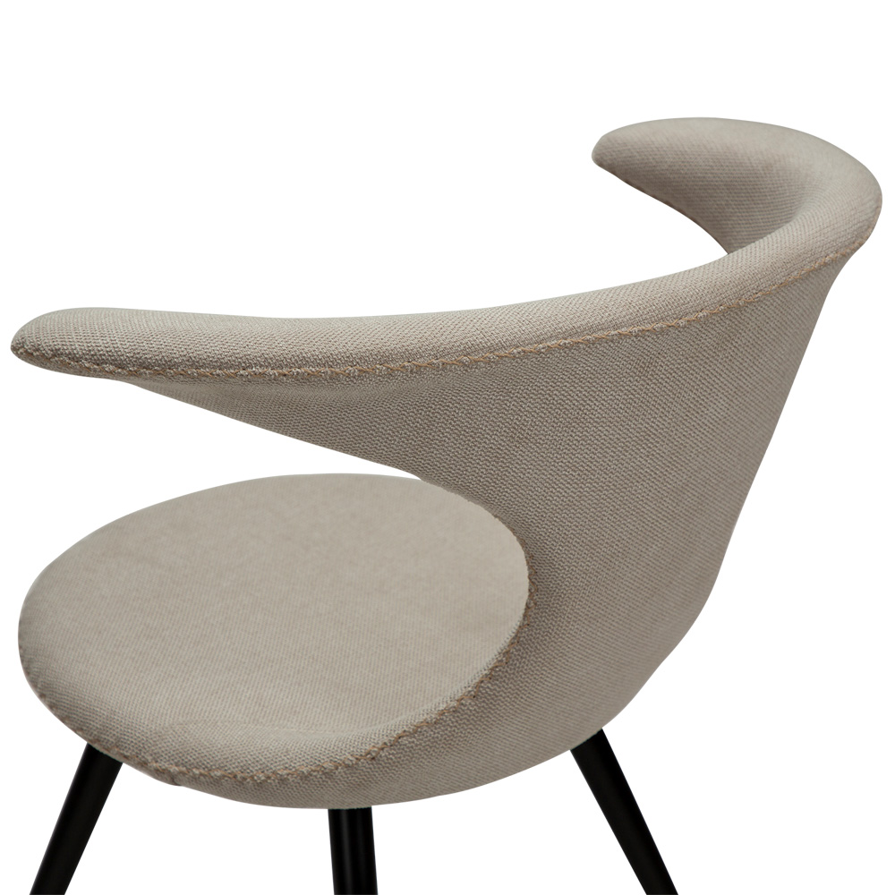 Danform_FLAIR_CHAIR_ravintolatuoli_kahvilatuoli_desert_sand_fabric_kangas_mustilla_metallijaloilla_08 - Edella Dan-Form Flair Chair tuoli kangas