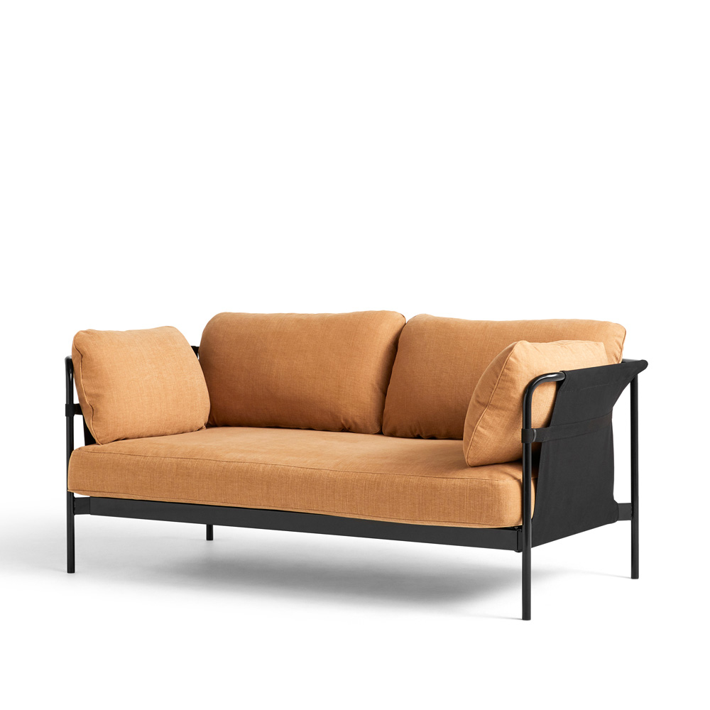 Hay_CAN_2-SEATER_kahden_istuttava_sohva_oranssi-musta _kangas_mustat_putkijalat_01 - Edella Hay Can 2-seater sohva