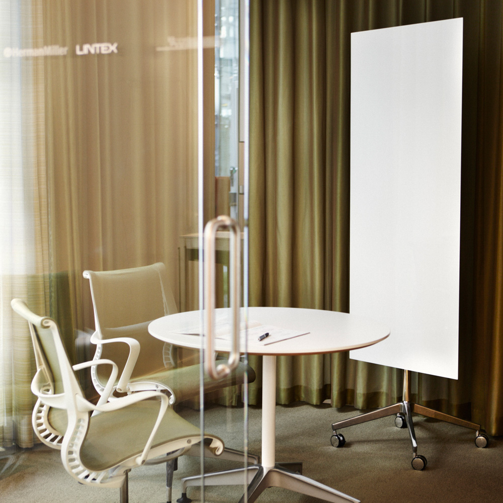 Lintex_Mood_mobile_lasitaulu_valkotaulu_kirjoitustaulu_magneettinen_kromi_jaloilla_pyörillä_liikuteltava_siirrettävä_02 - Edella Lintex Mood Mobile 650 x 1960 mm siirreltävä lasitaulu