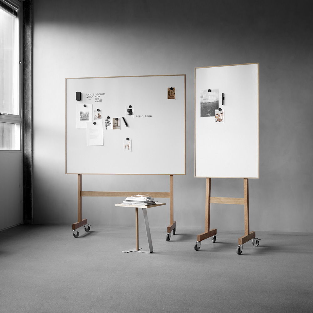 Lintex_Wood_mobile_whiteboard_valkotaulu_kirjoitustaulu_puukehyksellä_tammi_puujaloilla_pyörillä_liikuteltava_siirrettävä_01 - Edella Lintex Wood Mobile Whiteboard 708 x 1960 mm siirreltävä kirjoitustaulu