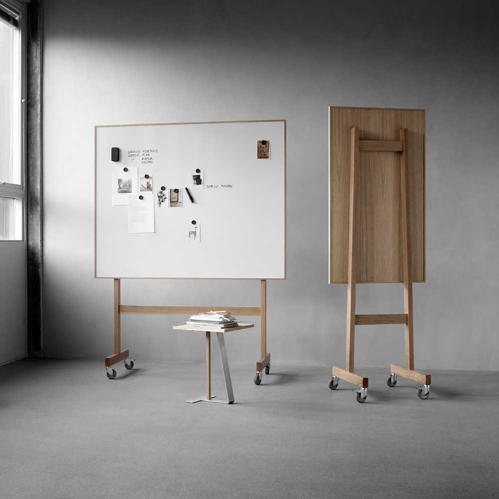 Lintex_Wood_mobile_whiteboard_valkotaulu_kirjoitustaulu_puukehyksellä_tammi_puujaloilla_pyörillä_liikuteltava_siirrettävä_02 - Edella Lintex Wood Mobile Whiteboard 708 x 1960 mm siirreltävä kirjoitustaulu