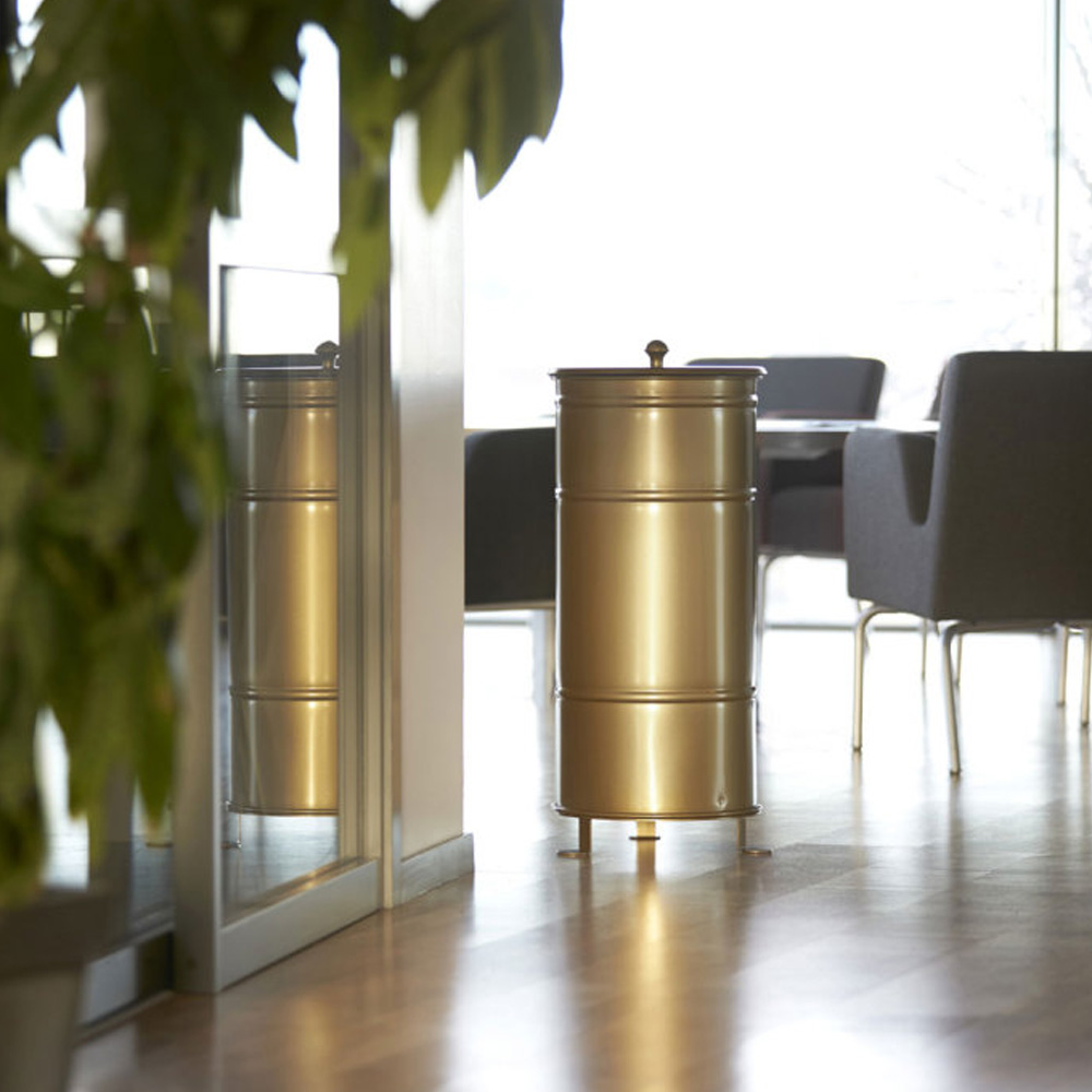 Prima_office_BROOKLYN_BIN_WITH_FEET_BB1GOLD_kultainen_kierrätysastia_roskakori_06 - Edella Prima Office Brooklyn Bin Single kierrätysastia jaloilla valkoinen