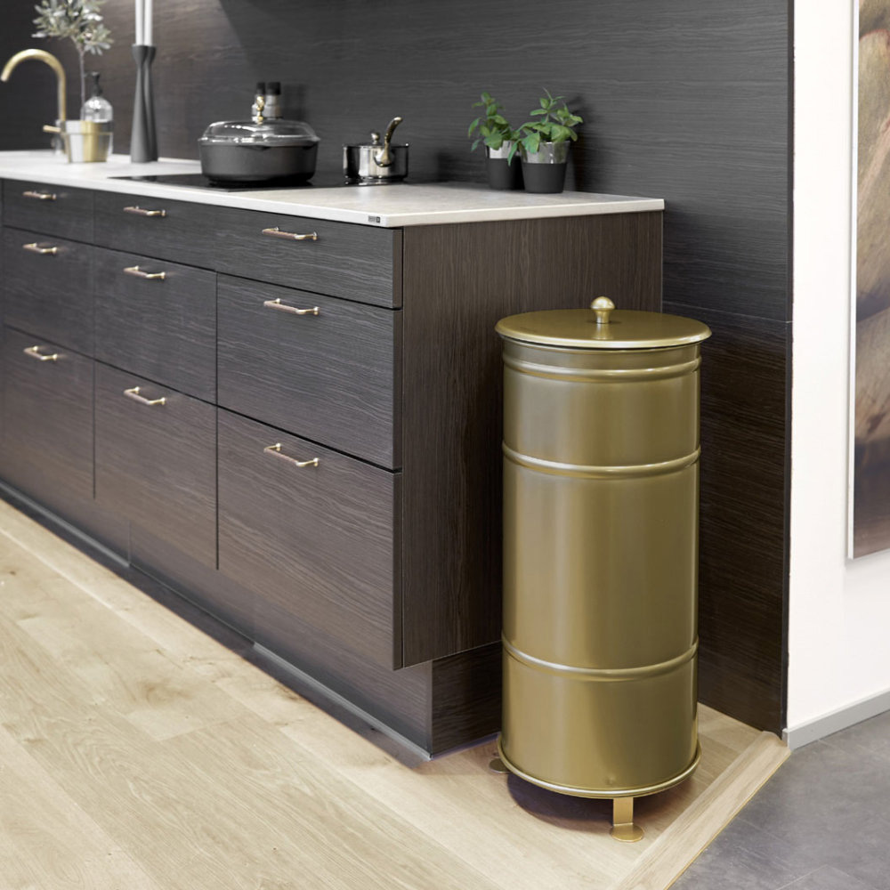 Prima_office_BROOKLYN_BIN_WITH_FEET_BB1GOLD_kultainen_kierrätysastia_roskakori_07 - Edella Prima Office Brooklyn Bin Single kierrätysastia jaloilla valkoinen