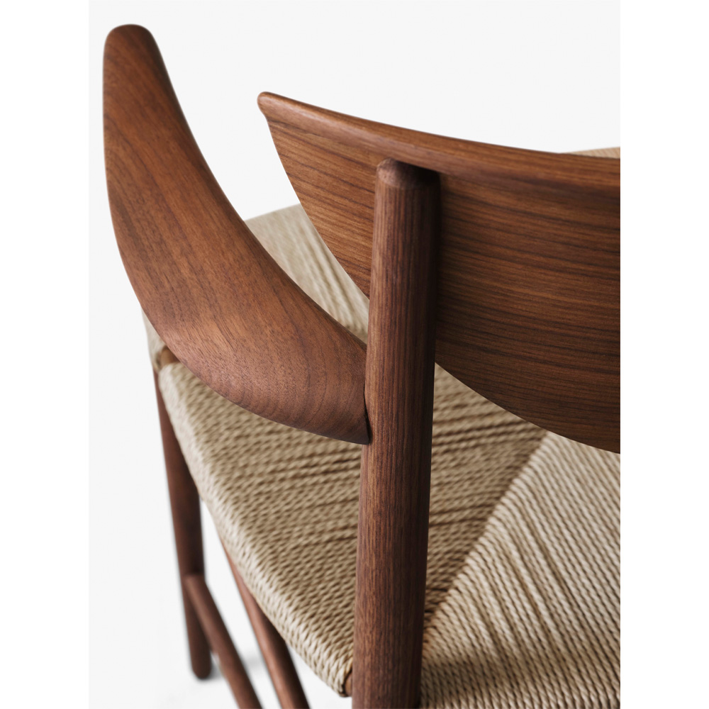 &Tradition_DRAWN_CHAIR_WITH_ARMREST_HM4_ravintolatuoli_kahvilatuoli_ruokapöydäntuoli_tammituoli_puutuoli_paperinaruistuin_käsinojallinen_07 - Edella &Tradition Drawn chair HM4 walnut