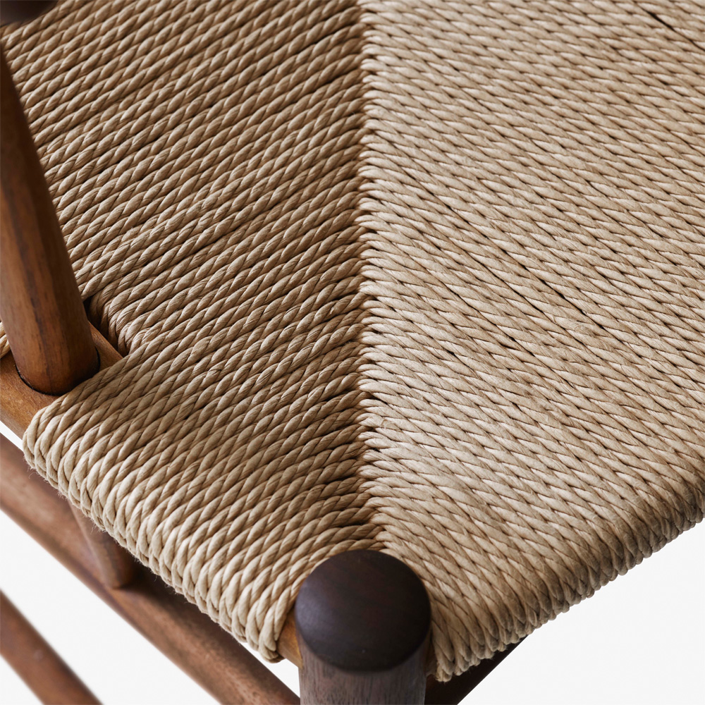 &Tradition_DRAWN_CHAIR_WITH_ARMREST_HM4_ravintolatuoli_kahvilatuoli_ruokapöydäntuoli_tammituoli_puutuoli_paperinaruistuin_käsinojallinen_08 - Edella &Tradition Drawn chair HM4 walnut