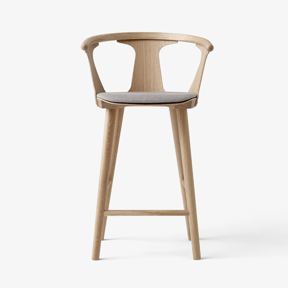 &Tradition_IN_BETWEEN_BAR_STOOL_SK10_korkea_baarituoli_puutuoli_tammituoli_istuinpehmusteella_osaverhoiltu_03 - Edella &Tradition In Between korkea baarituoli SK10 White oiled oak