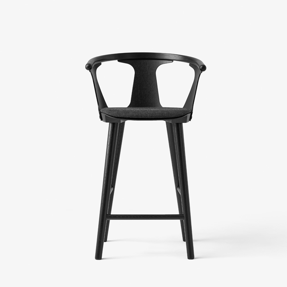 &Tradition_IN_BETWEEN_BAR_STOOL_SK8_matala_baarituoli_counter_tuoli_keittiön_saareketuoli_puutuoli_tammituoli_istuinpehmusteella_osaverhoiltu_04 - Edella &Tradition In Between matala baarituoli SK8 Black lacquered oak