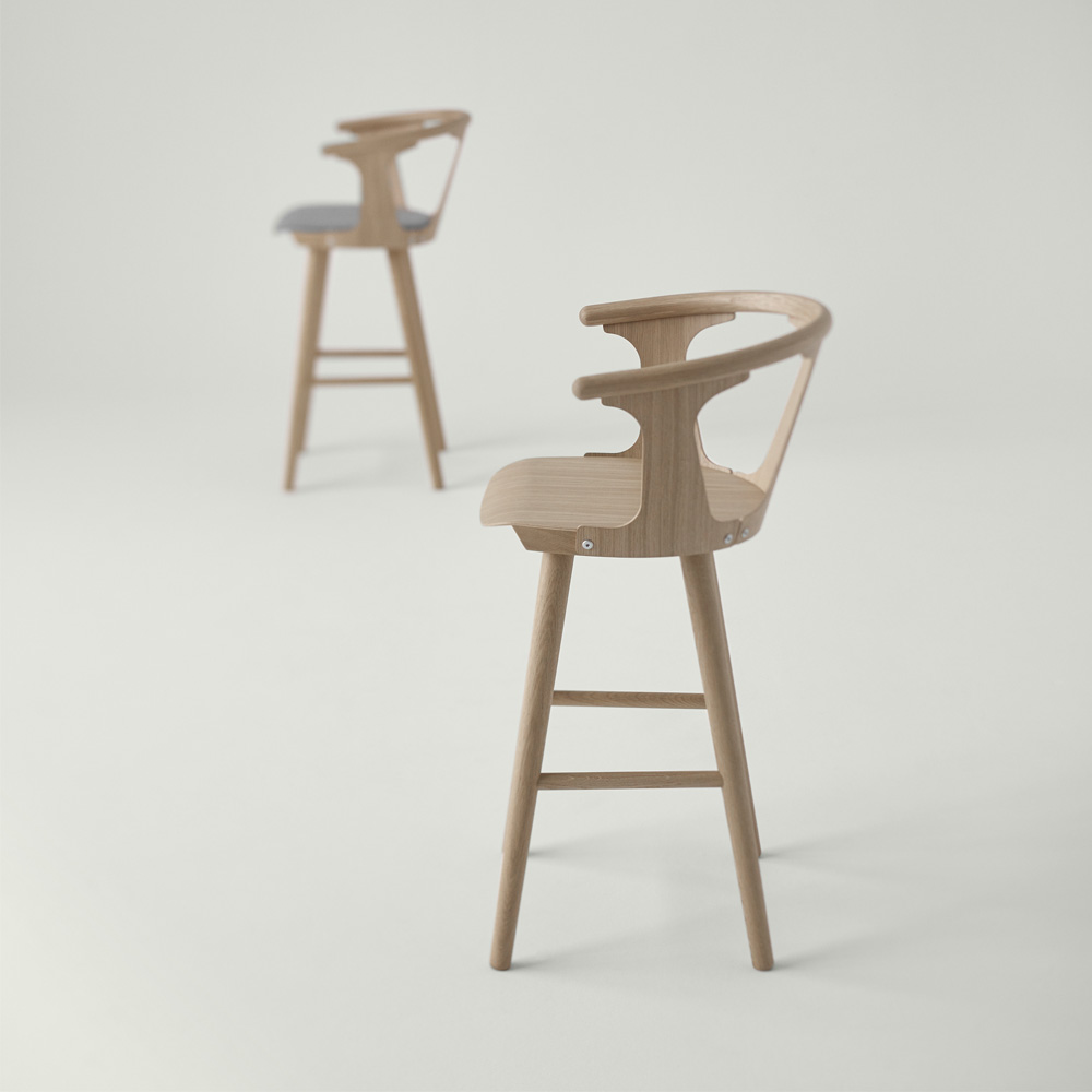 &Tradition_IN_BETWEEN_BAR_STOOL_SK8_matala_baarituoli_counter_tuoli_keittiön_saareketuoli_puutuoli_tammituoli_istuinpehmusteella_osaverhoiltu_06 - Edella &Tradition In Between matala baarituoli SK8 White oiled oak