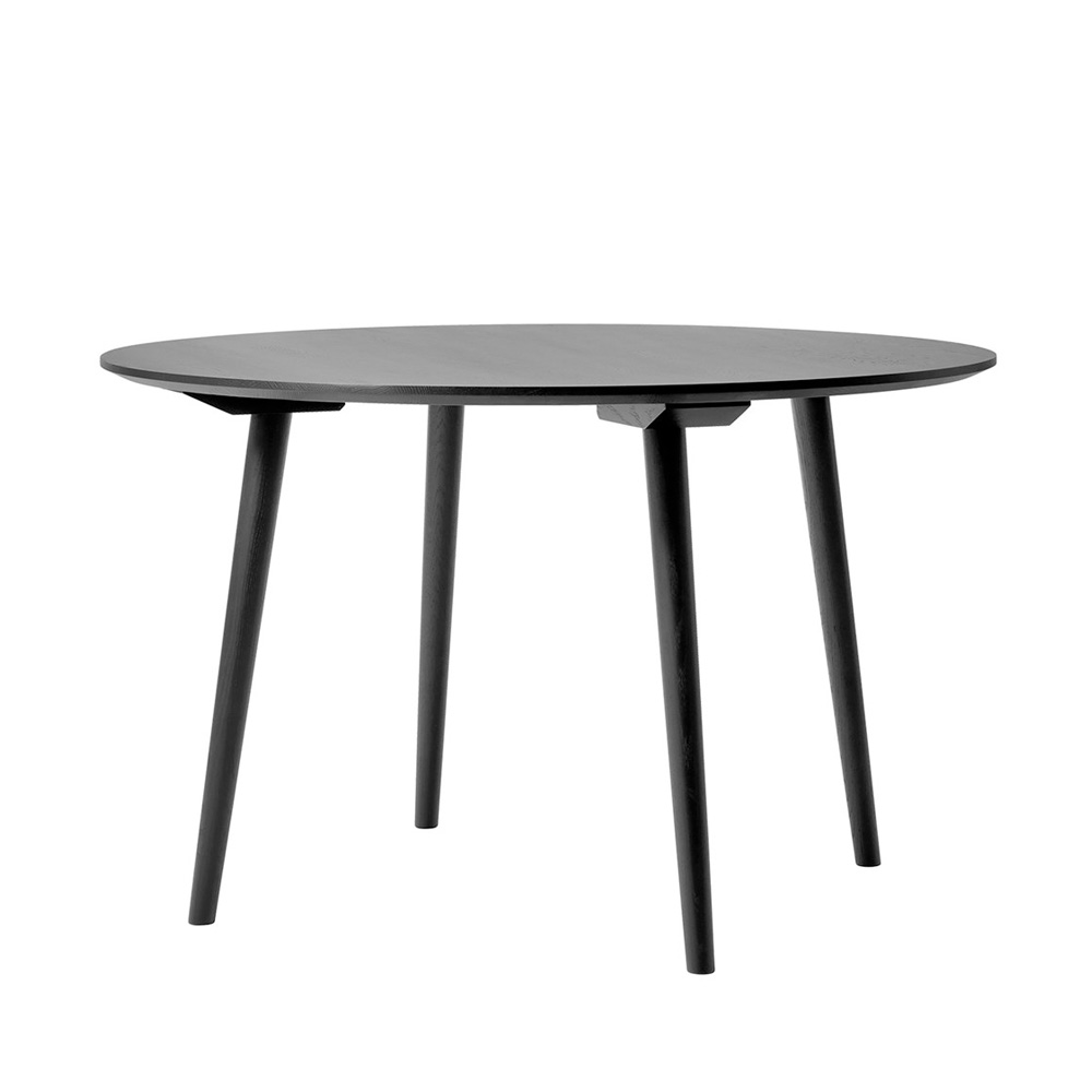 &Tradition_IN_BETWEEN_TABLE_SK4_pyöreä_ruokapöytä_ravintolapöytä_massiivipuu_tammi_03 - Edella &Tradition In Between pöytä SK4 Black lacquered oak
