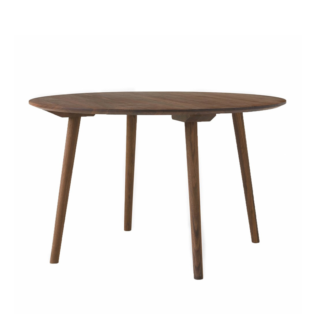 &Tradition_IN_BETWEEN_TABLE_SK4_pyöreä_ruokapöytä_ravintolapöytä_massiivipuu_tammi_04 - Edella &Tradition In Between pöytä SK4 Oiled walnut