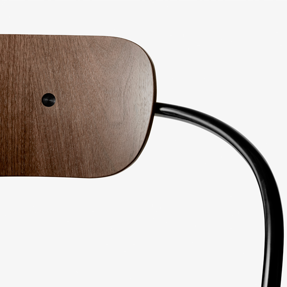 &Tradition_PAVILION_CHAIR_AV2_ravintolatuoli_kahvilatuoli_käsinojallinen_teräsjalat_putkijalat_puuistuin_07 - Edella &Tradition Pavilion Chair AV2 Lacquered Walnut