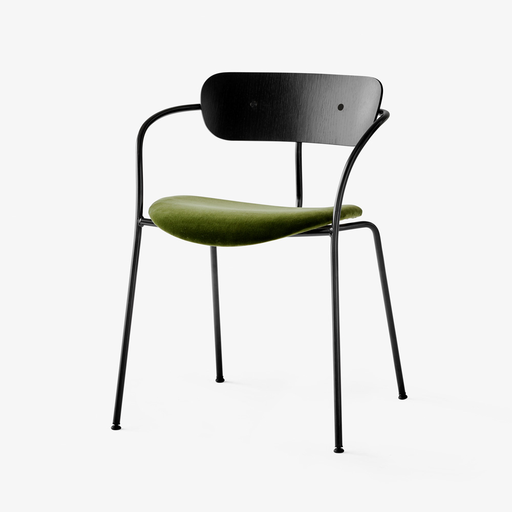&Tradition_PAVILION_CHAIR_AV4_ravintolatuoli_kahvilatuoli_käsinojallinen_teräsjalat_putkijalat_istuinpehmusteella_04 - Edella &Tradition Pavilion Chair AV4 Black Lacquered Oak