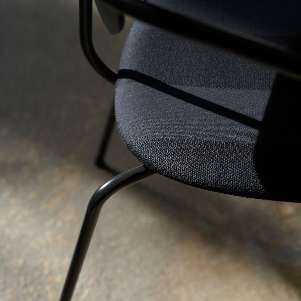 &Tradition_PAVILION_CHAIR_AV4_ravintolatuoli_kahvilatuoli_käsinojallinen_teräsjalat_putkijalat_istuinpehmusteella_11 - Edella &Tradition Pavilion Chair AV4