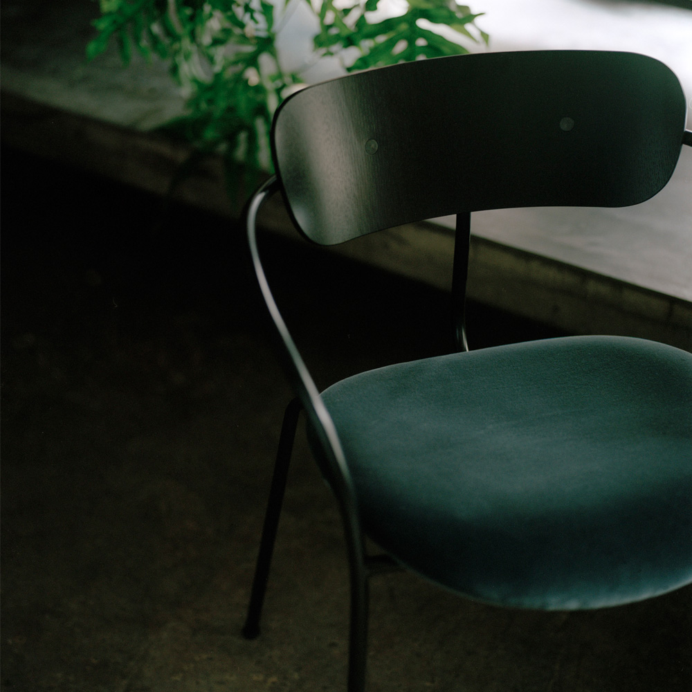 &Tradition_PAVILION_CHAIR_AV4_ravintolatuoli_kahvilatuoli_käsinojallinen_teräsjalat_putkijalat_istuinpehmusteella_13 - Edella &Tradition Pavilion Chair AV4