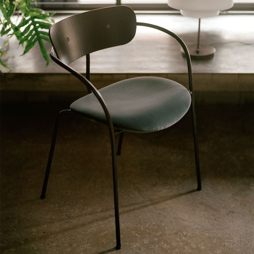 &Tradition_PAVILION_CHAIR_AV4_ravintolatuoli_kahvilatuoli_käsinojallinen_teräsjalat_putkijalat_istuinpehmusteella_15 - Edella &Tradition Pavilion Chair AV4