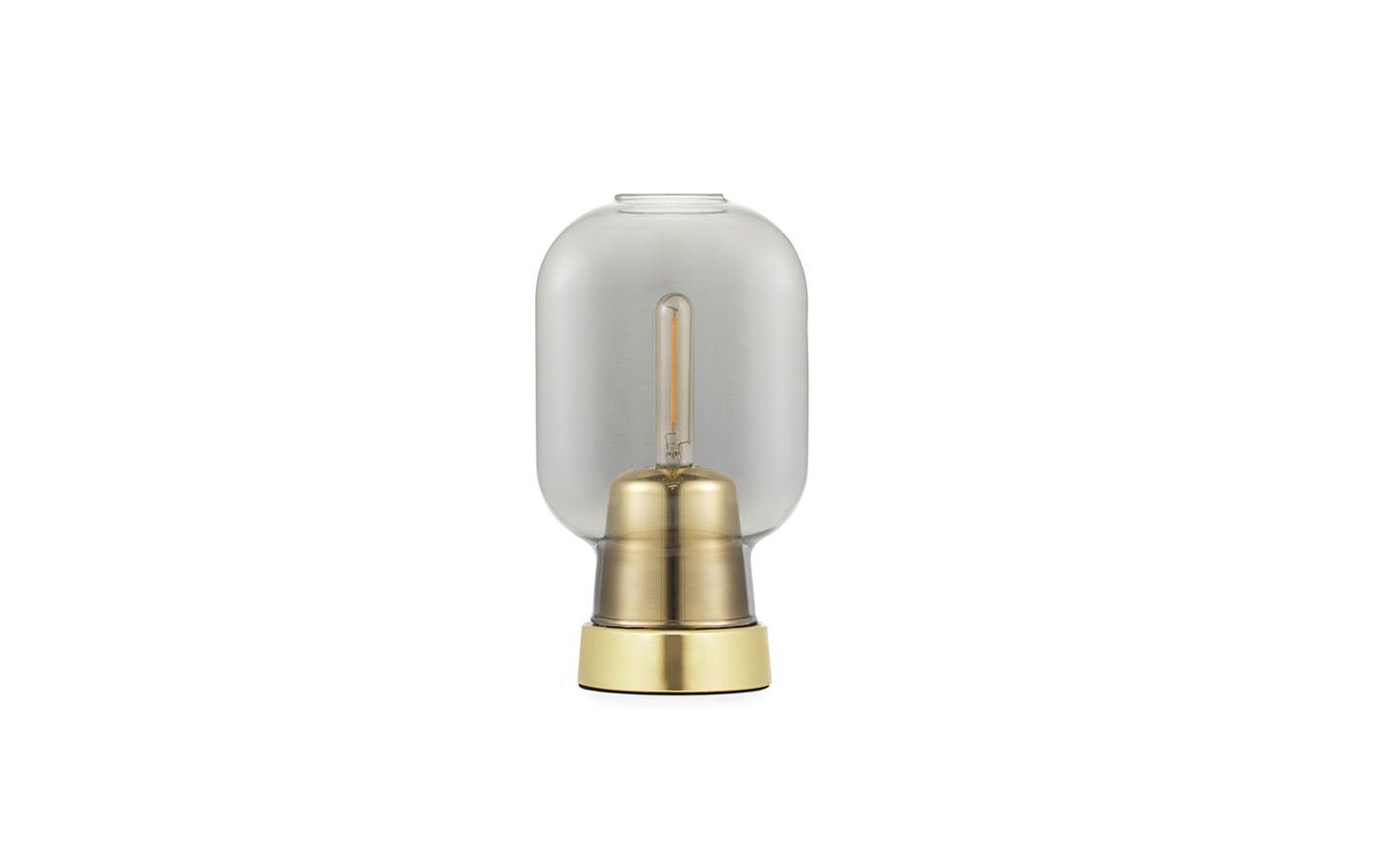 normann_copenhagen_amp_table_lamp_smoke_brass_01 - Edella Normann Copenhagen Amp pöytävalaisin