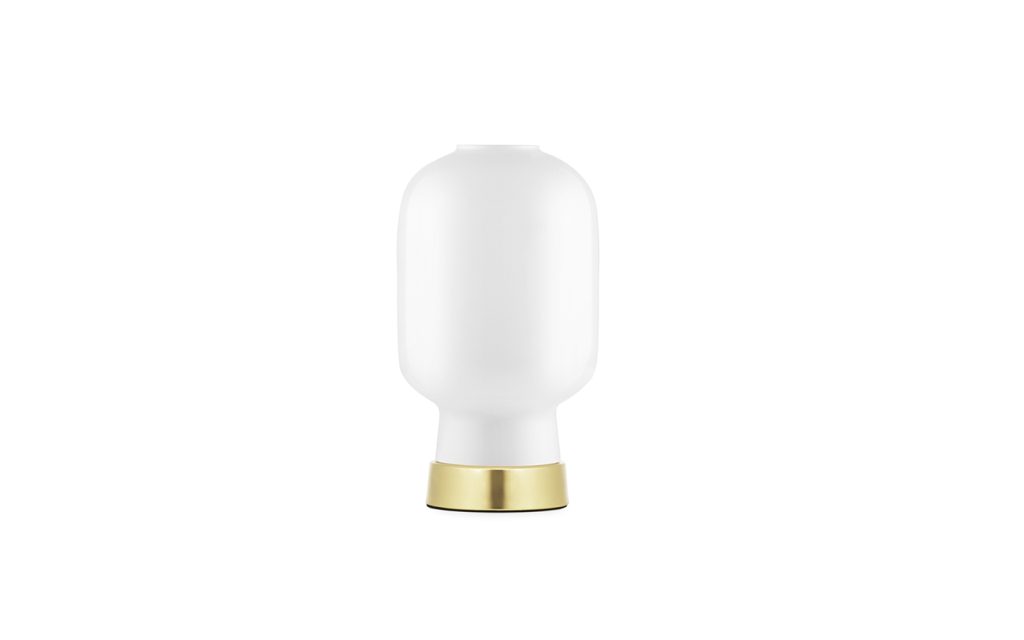 normann_copenhagen_amp_table_lamp_white_brass_01 - Edella Normann Copenhagen Amp pöytävalaisin