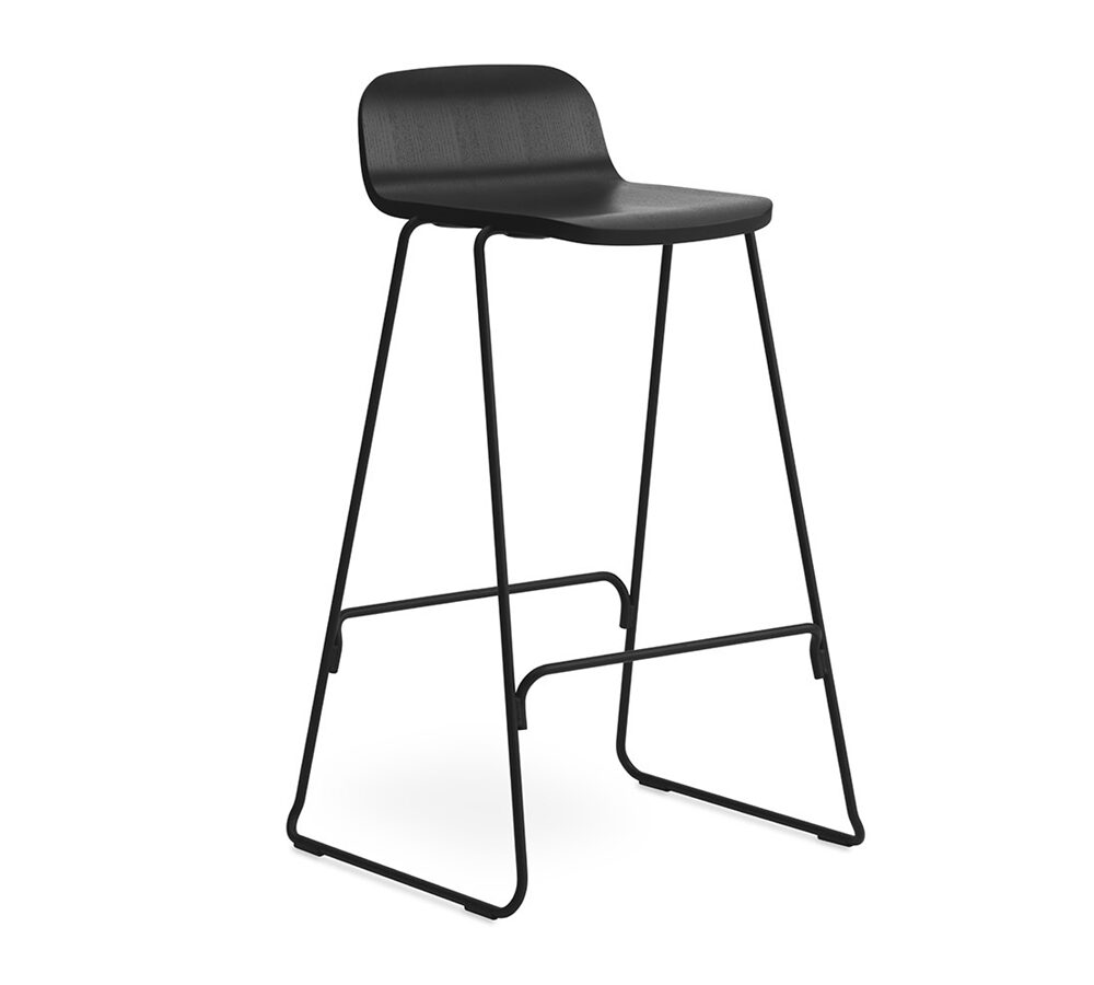 Normann Copenhagen Just Barstool selkänojalla