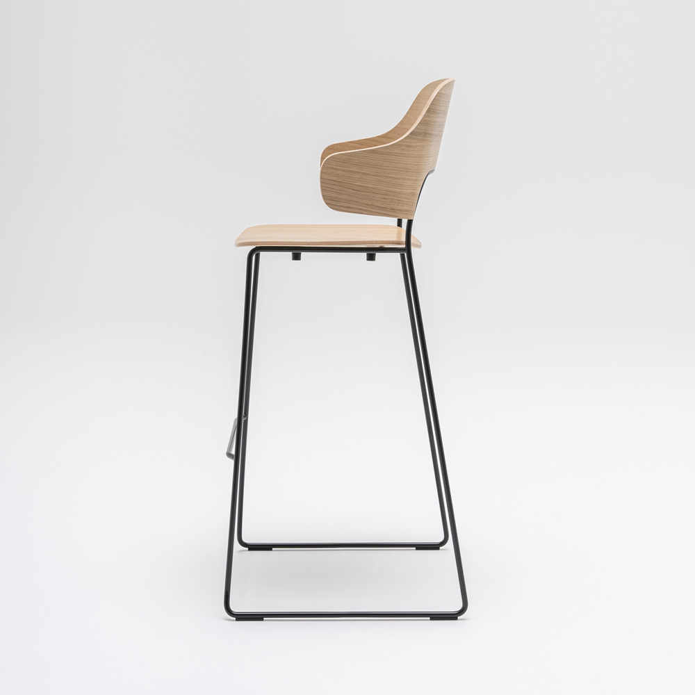MDD_Afi_High_Stool_korkea_tuoli_baarituoli_käsinojat_ravintolatuoli_kelkkajalkainen_tammi_03 - Edella MDD Afi High Stool baarituoli käsinojilla