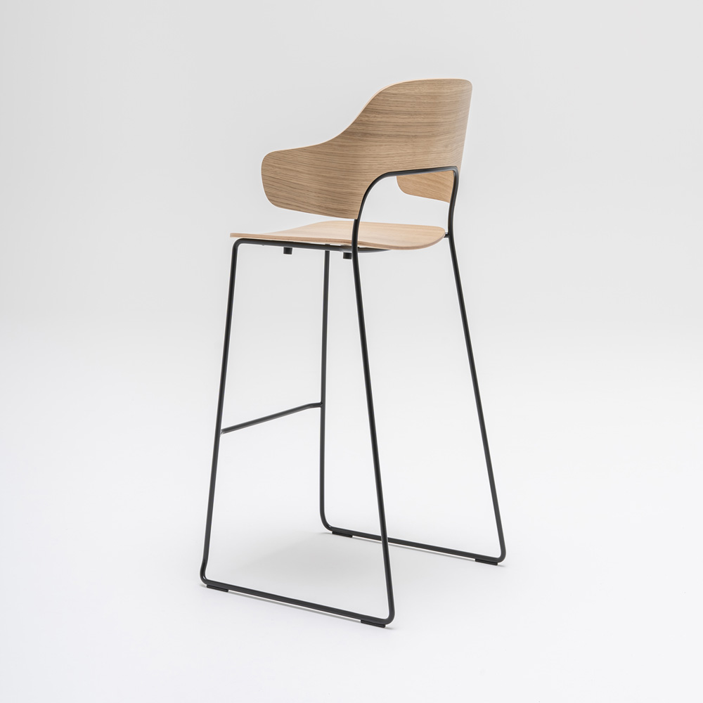 MDD_Afi_High_Stool_korkea_tuoli_baarituoli_käsinojat_ravintolatuoli_kelkkajalkainen_tammi_04 - Edella MDD Afi High Stool baarituoli käsinojilla