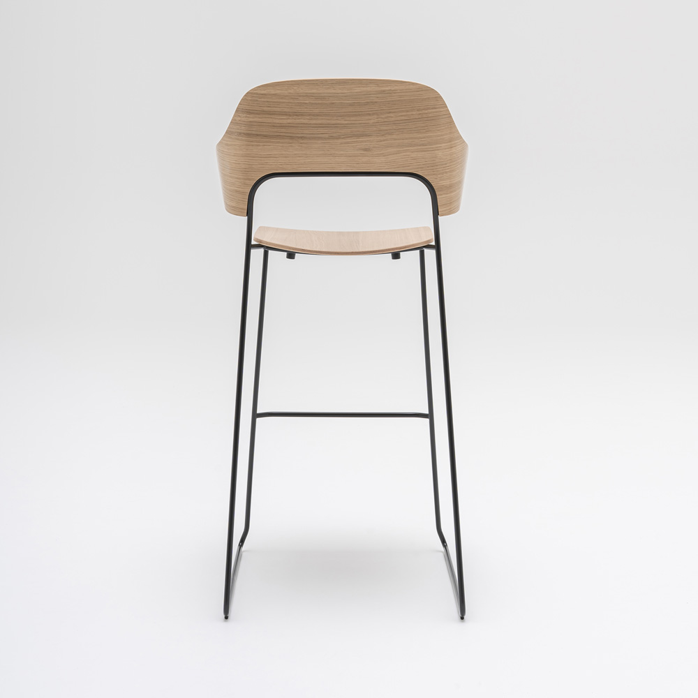 MDD_Afi_High_Stool_korkea_tuoli_baarituoli_käsinojat_ravintolatuoli_kelkkajalkainen_tammi_05 - Edella MDD Afi High Stool baarituoli käsinojilla