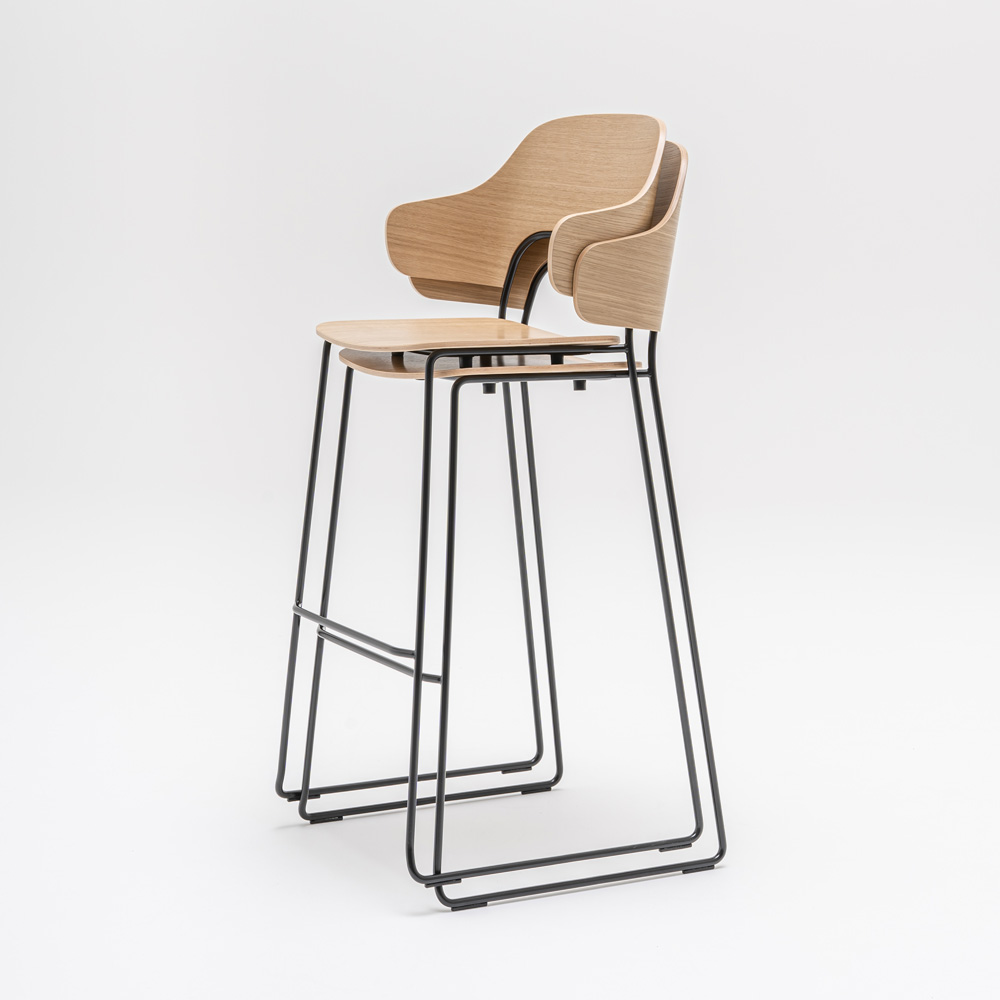 MDD_Afi_High_Stool_korkea_tuoli_baarituoli_käsinojat_ravintolatuoli_kelkkajalkainen_tammi_06 - Edella MDD Afi High Stool baarituoli käsinojilla