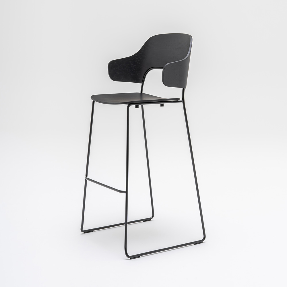 MDD_Afi_High_Stool_korkea_tuoli_baarituoli_käsinojat_ravintolatuoli_kelkkajalkainen_tammi_08 - Edella MDD Afi High Stool baarituoli käsinojilla
