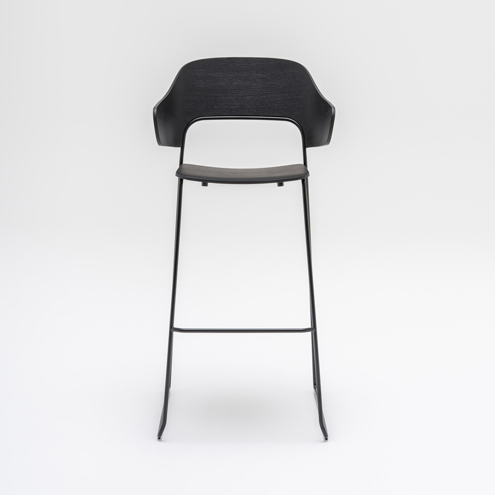MDD_Afi_High_Stool_korkea_tuoli_baarituoli_käsinojat_ravintolatuoli_kelkkajalkainen_tammi_09 - Edella MDD Afi High Stool baarituoli käsinojilla