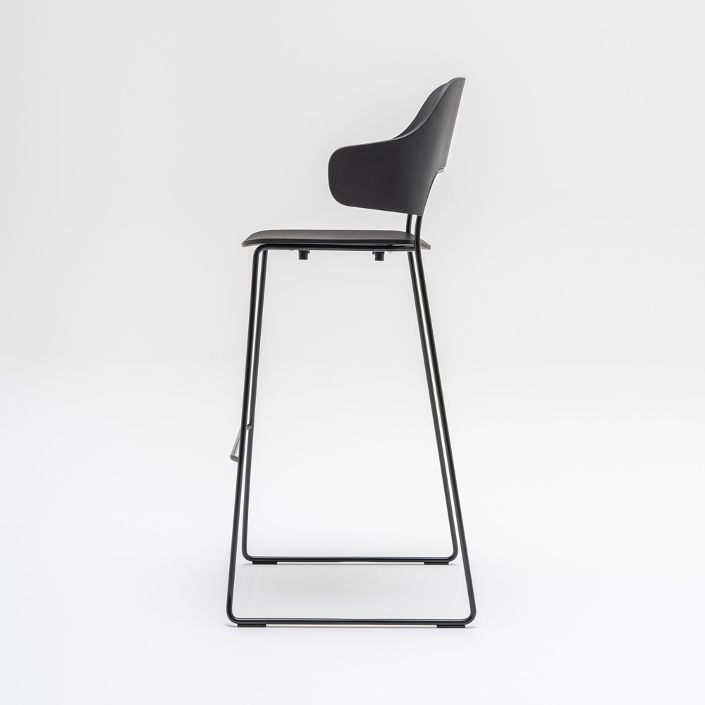 MDD_Afi_High_Stool_korkea_tuoli_baarituoli_käsinojat_ravintolatuoli_kelkkajalkainen_tammi_10 - Edella MDD Afi High Stool baarituoli käsinojilla