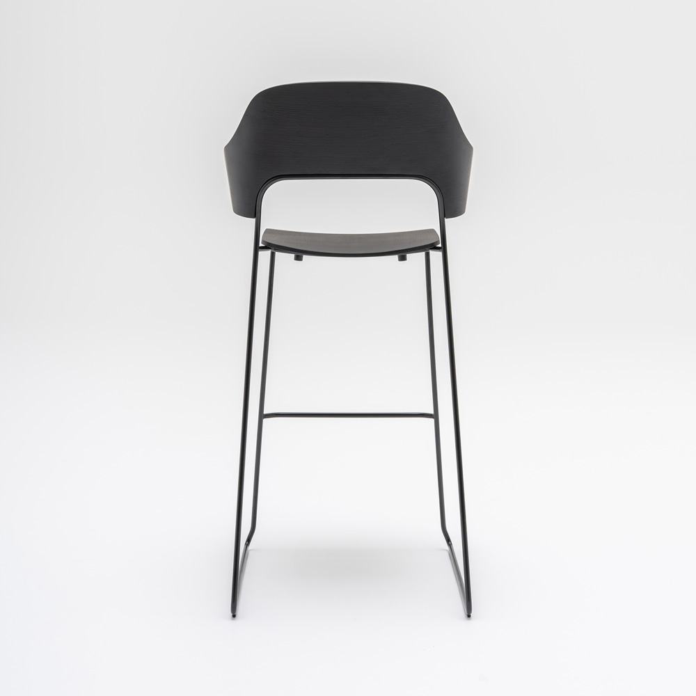 MDD_Afi_High_Stool_korkea_tuoli_baarituoli_käsinojat_ravintolatuoli_kelkkajalkainen_tammi_11 - Edella MDD Afi High Stool baarituoli käsinojilla