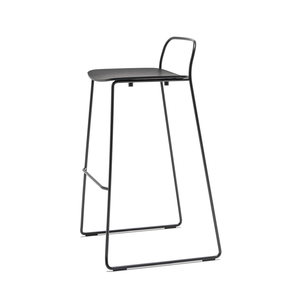 MDD_Afi_High_Stool_korkea_tuoli_baarituoli_ravintolatuoli_kelkkajalkainen_tammi_putki_101 - Edella MDD Afi High Stool baarituoli tankoselkänojalla