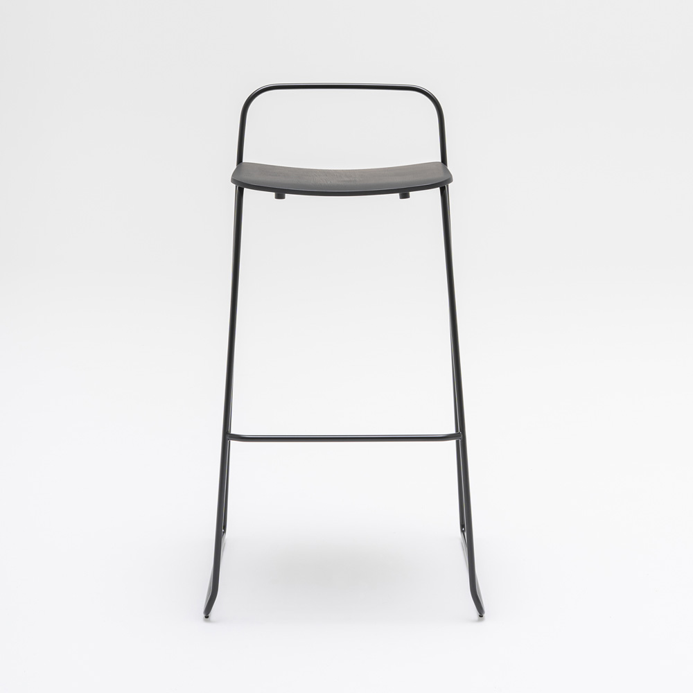 MDD_Afi_High_Stool_korkea_tuoli_baarituoli_ravintolatuoli_kelkkajalkainen_tammi_putki_102 - Edella MDD Afi High Stool baarituoli tankoselkänojalla