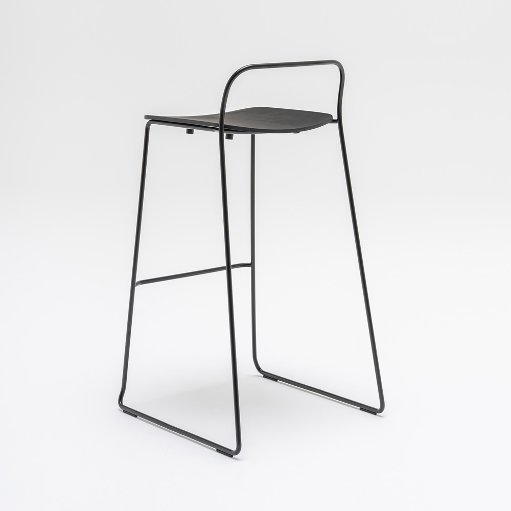 MDD_Afi_High_Stool_korkea_tuoli_baarituoli_ravintolatuoli_kelkkajalkainen_tammi_putki_103 - Edella MDD Afi High Stool baarituoli tankoselkänojalla