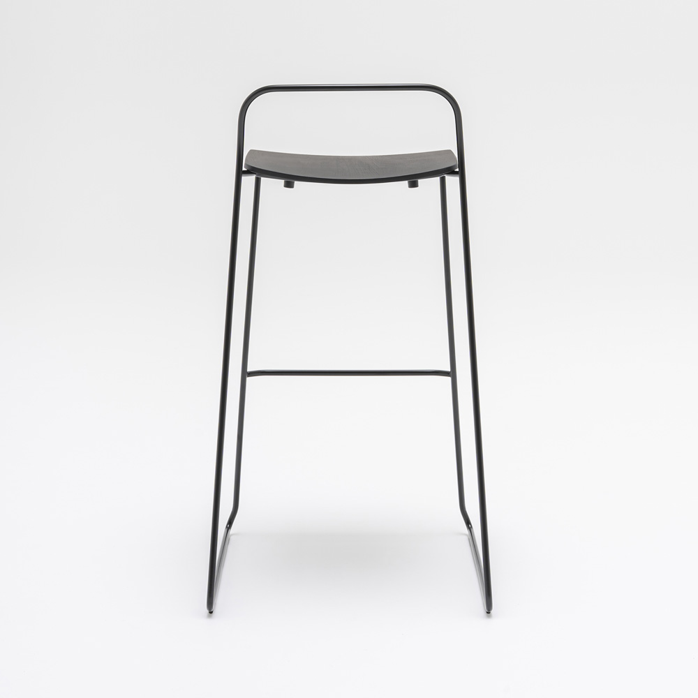 MDD_Afi_High_Stool_korkea_tuoli_baarituoli_ravintolatuoli_kelkkajalkainen_tammi_putki_104 - Edella MDD Afi High Stool baarituoli tankoselkänojalla