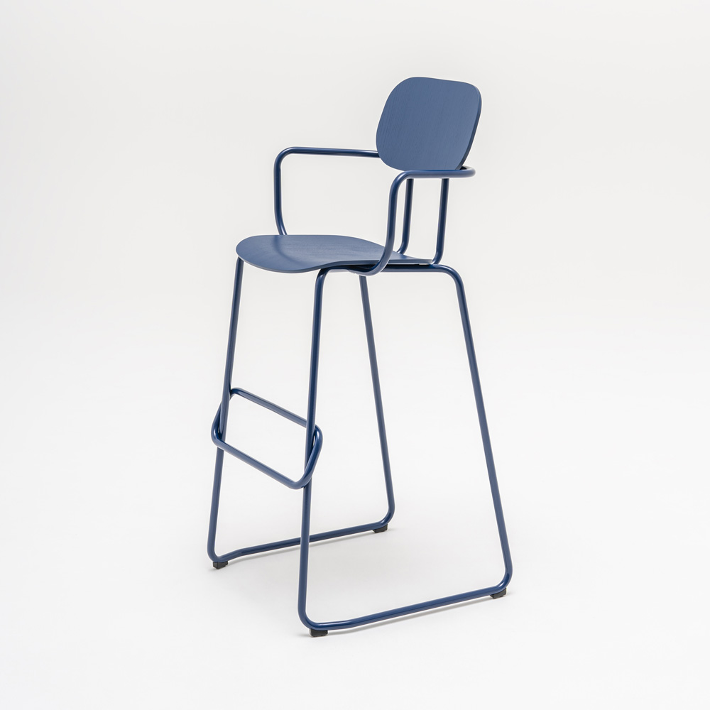 MDD_New_School_High_Stool_koulutuoli_korkea_tuoli_käsinojat_putkijaloilla_08 - Edella MDD New School High Stool baarituoli käsinojallinen