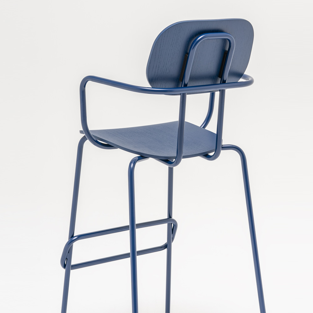 MDD_New_School_High_Stool_koulutuoli_korkea_tuoli_käsinojat_putkijaloilla_11 - Edella MDD New School High Stool baarituoli käsinojallinen