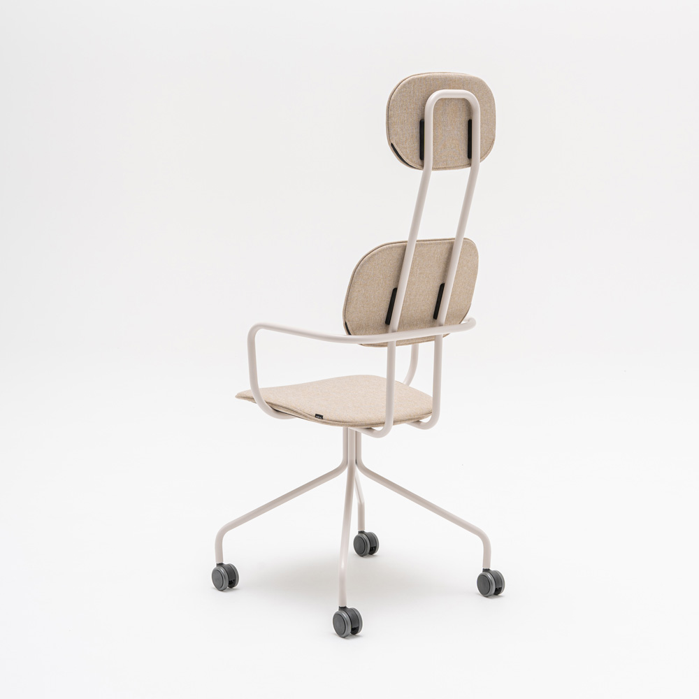MDD_New_School__neuvottelutuoli_verhoiltu_käsinojat_niskatuki_ristikko_pyörillä_04 - Edella MDD New School Chair niskatuellinen verhoiltu tuoli ristikkojalka pyörillä