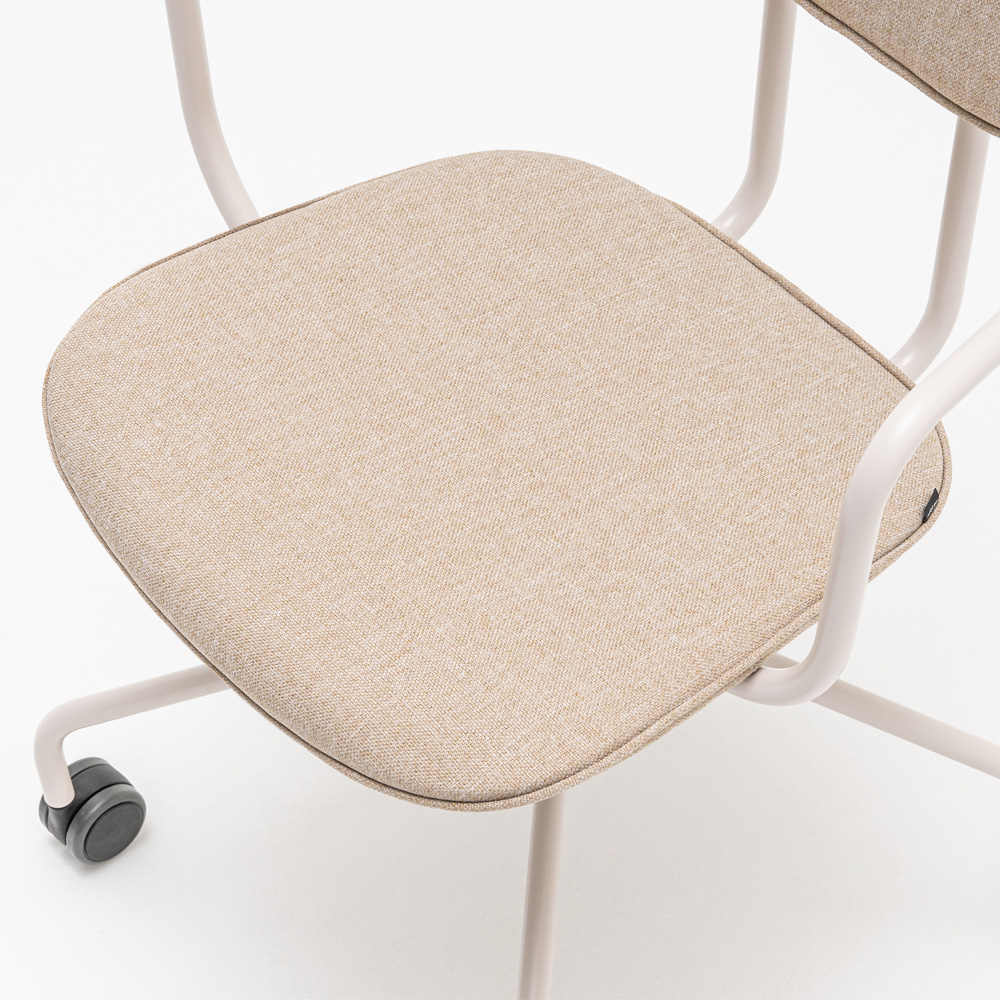 MDD_New_School__neuvottelutuoli_verhoiltu_käsinojat_niskatuki_ristikko_pyörillä_05 - Edella MDD New School Chair niskatuellinen verhoiltu tuoli ristikkojalka pyörillä