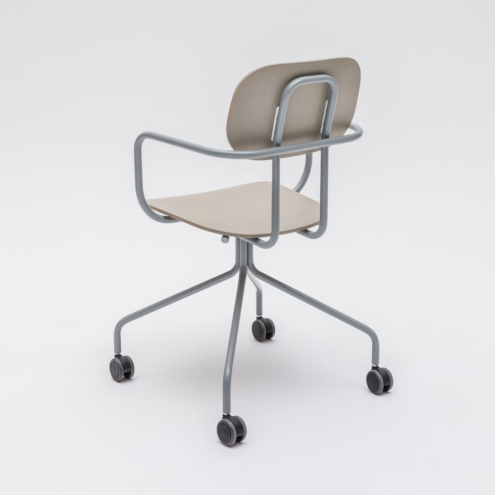 MDD_New_School_työtuoli_koulutuoli_neuvottelutuoli_käsinojat_ristikko_pyörillä_03 - Edella MDD New School Chair käsinojallinen tuoli ristikkojalka pyörillä