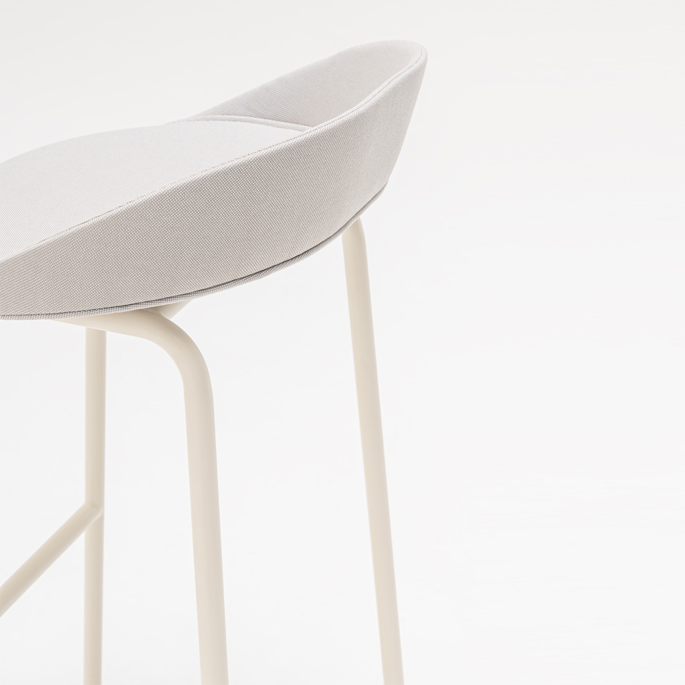 MDD_Team_Stool_High_Upholstered_korkea_baarituoli_verhoiltu_putkijaloilla_04 - Edella MDD Team High Stool baarituoli verhoiltu