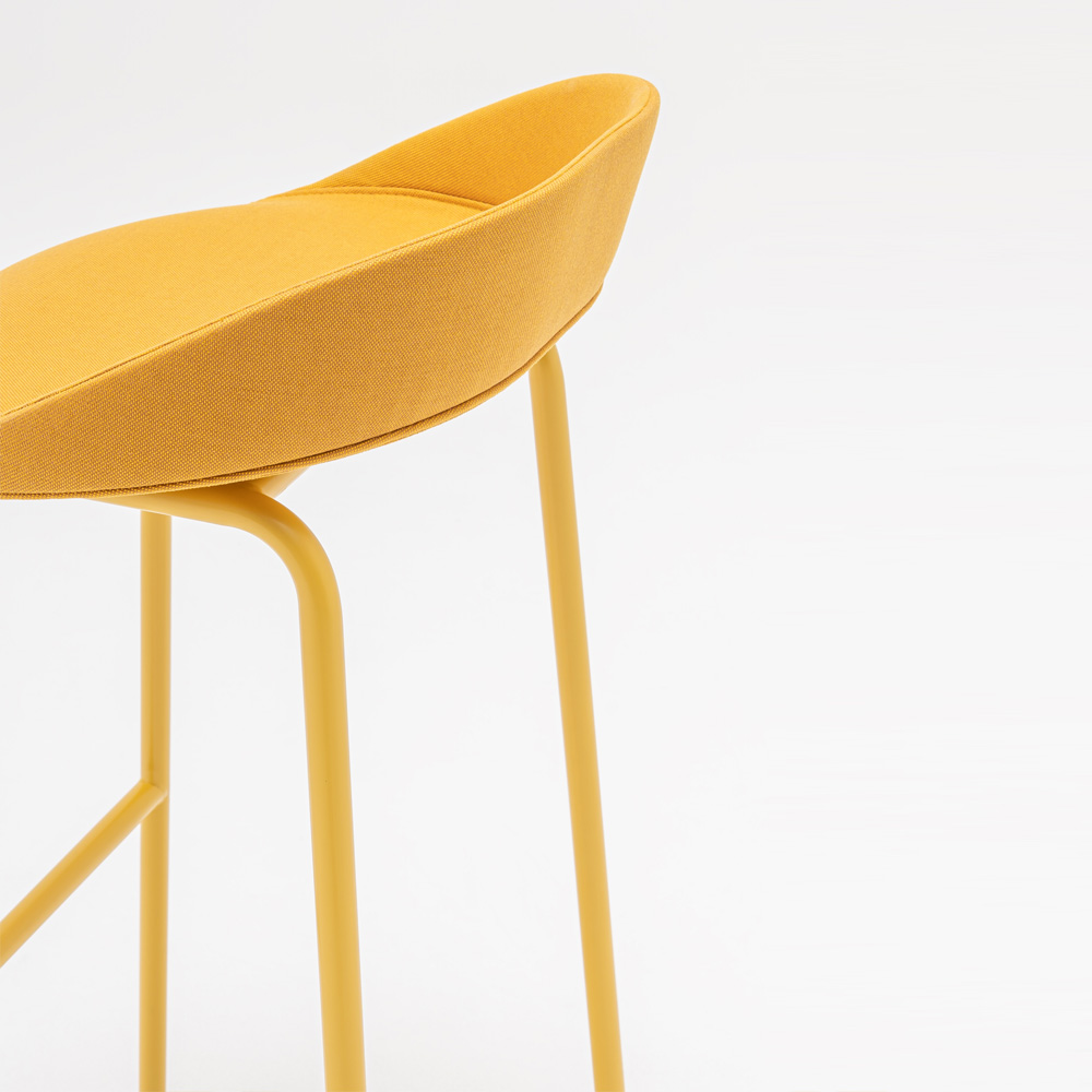 MDD_Team_Stool_High_Upholstered_korkea_baarituoli_verhoiltu_putkijaloilla_13 - Edella MDD Team High Stool baarituoli verhoiltu